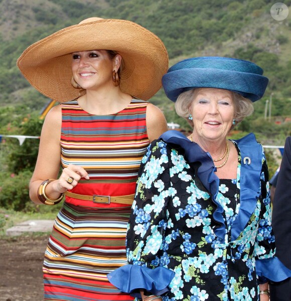 La reine Beatrix et la princesse Maxima des Pays-Bas, deux divas de la couleur et du contraste, étaient en visite sur l'île Saint-Eustache le 4 novembre 2011.