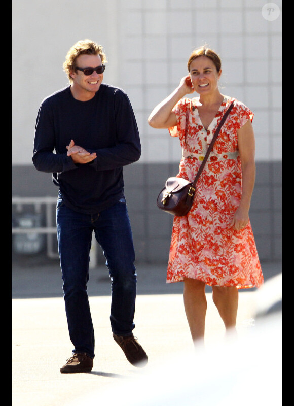 Simon Baker et Rebecca Rigg, le 30 octobre 2011 à Santa Monica