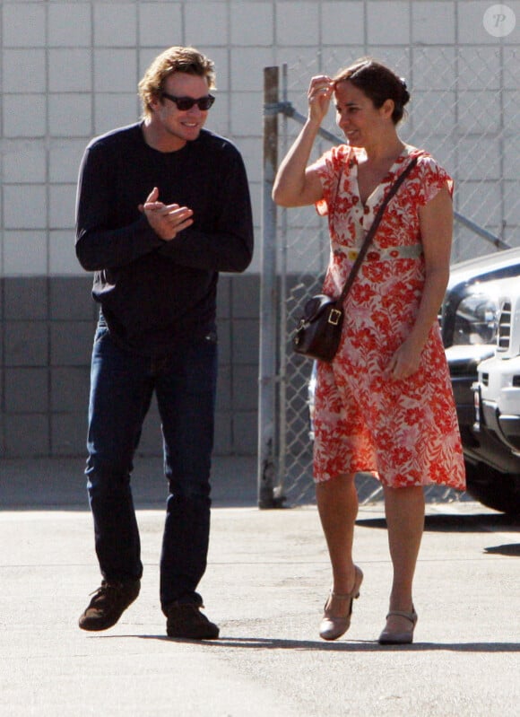 Simon Baker et Rebecca Rigg ont l'air ravi, le 30 octobre 2011 à Santa Monica