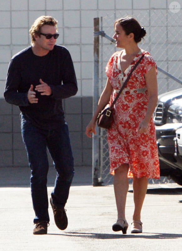 Simon Baker semble impatient avec sa femme Rebecca Rigg, le 30 octobre 2011 à Santa Monica