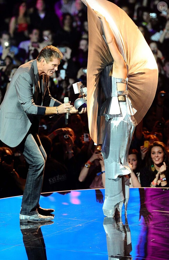 David Hasselhoff remet un prix à Lady Gaga, aux MTV Europe Music Awards, à Belfast, le 6 novembre 2011.