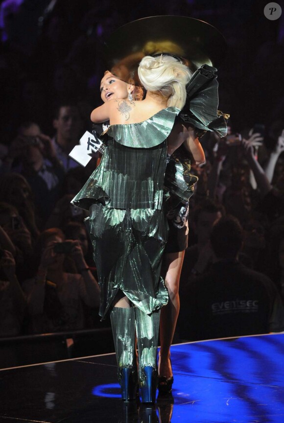 Lady Gaga dans les bras d'Hayden Panettiere, aux MTV Europe Music Awards, à Belfast, le 6 novembre 2011.