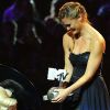 Lady Gaga n'en revient pas de recevoir son prix des mains de Bar Refaeli, aux MTV Europe Music Awards, à Belfast, le 6 novembre 2011.