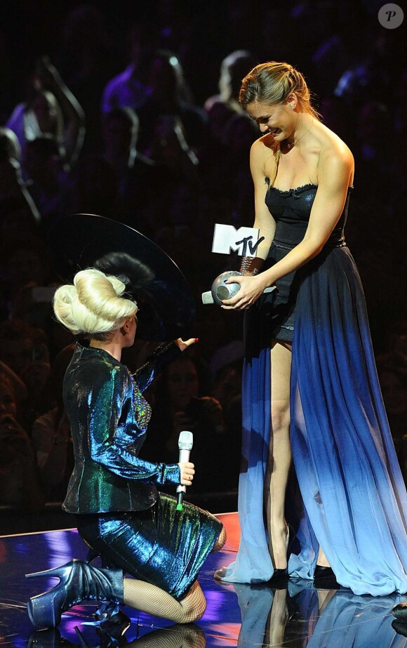 Lady Gaga n'en revient pas de recevoir son prix des mains de Bar Refaeli, aux MTV Europe Music Awards, à Belfast, le 6 novembre 2011.