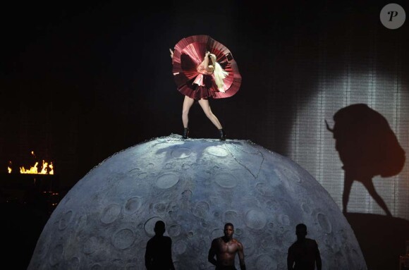 Lady Gaga interprète Marry The Night sur la scène des MTV Europe Music Awards, à Belfast, le 6 novembre 2011.