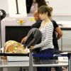 Olivia Wilde se défait du superflu à l'aéroport de Los Angeles le 7 novembre 2011