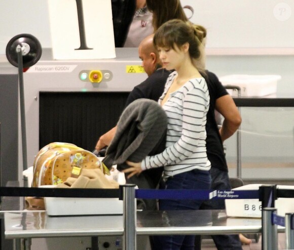 Olivia Wilde se défait du superflu à l'aéroport de Los Angeles le 7 novembre 2011