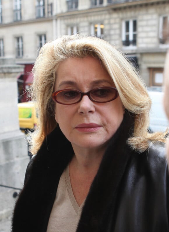 Catherine Deneuve, triste, lors des obsèques de Loulou de la Falaise, jeudi 10 novembre 2011, à l'église Saint-Roch à Paris