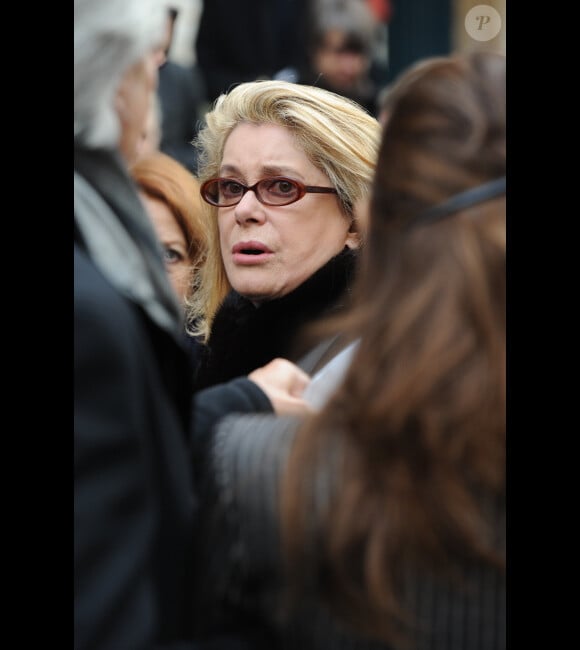 Catherine Deneuve lors des obsèques de Loulou de la Falaise, jeudi 10 novembre 2011, à l'église Saint-Roch à Paris