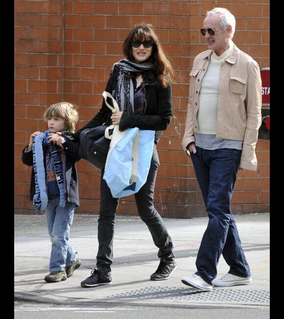 Rachel Weisz, son fils Henry, et Tim Craig à New York, le 23 octobre 2011.