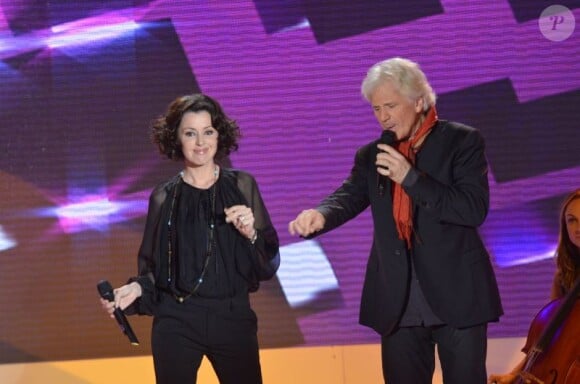 Gérard Lenorman chante avec Tina Arena lors de l'enregistrement de l'émission Vivement Dimanche qui sera diffusée le 13 novembre 2011. Invité spécial : Gérard Lenorman.