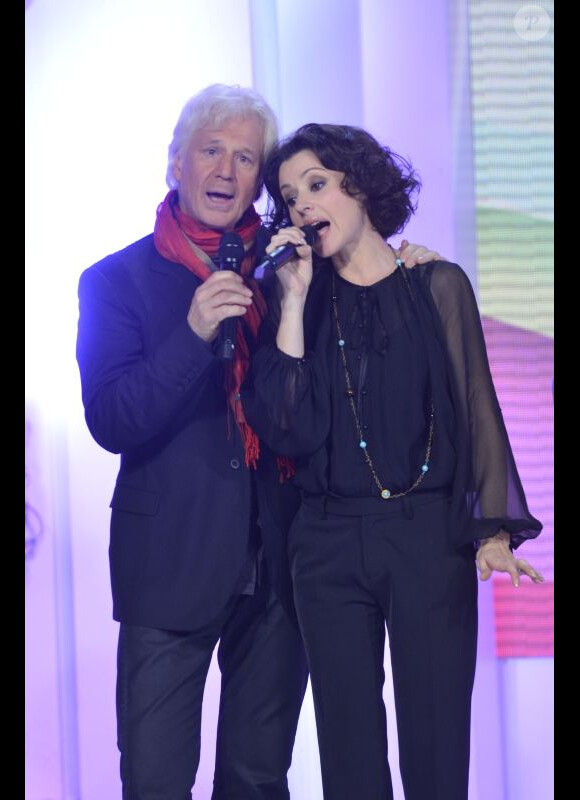 Gérard Lenorman chante avec Tina Arena lors de l'enregistrement de l'émission Vivement Dimanche qui sera diffusée le 13 novembre 2011. Invité spécial : Gérard Lenorman.