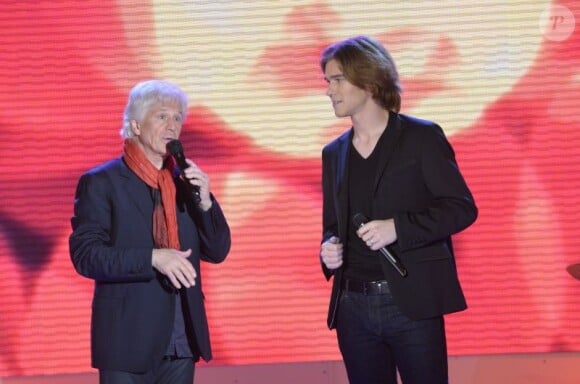 Gérard Lenorman chante avec Amaury Vassili lors de l'enregistrement de l'émission Vivement Dimanche qui sera diffusée le 13 novembre 2011. Invité spécial : Gérard Lenorman.