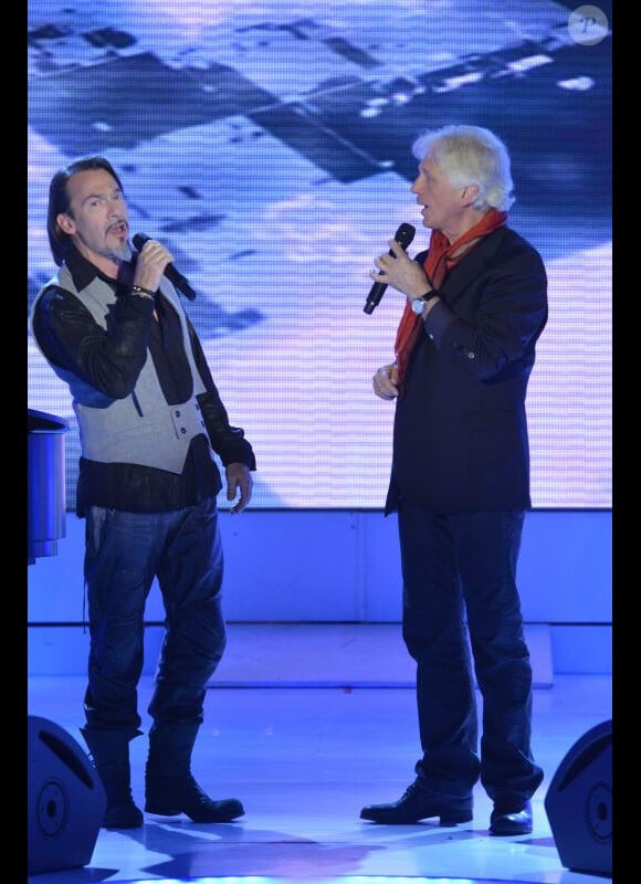 Gérard Lenorman chante avec Florent Pagny lors de l'enregistrement de l'émission Vivement Dimanche qui sera diffusée le 13 novembre 2011. Invité spécial : Gérard Lenorman.