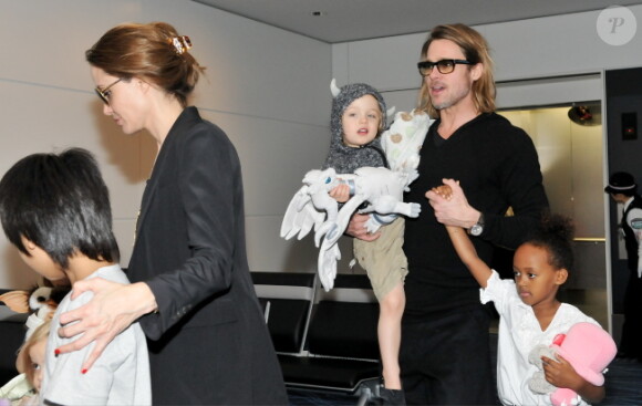 Angelina Jolie, Brad Pitt et leurs enfants Madox, Zahara et Knox le 10 novembre 2011 à l'aéroport international de Haneda au Japon