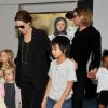 Angelina Jolie, Brad Pitt et leurs enfants Madox, Zahara, Shiloh et les jumeaux Vivienne et Knox 10 novembre 2011 à l'aéroport international de Haneda au Japon
