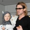 Brad Pitt, papa modèle avec ses enfants Knox et Zahara le 10 novembre 2011 à l'aéroport international de Haneda au Japon