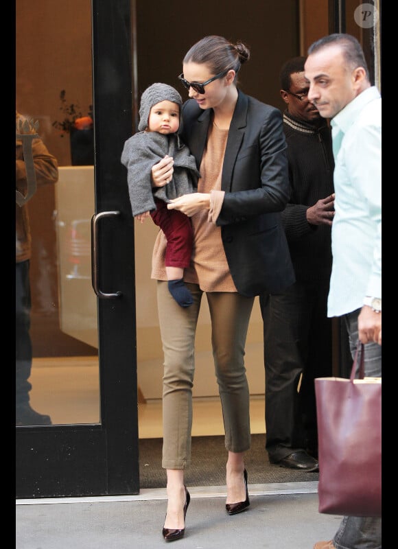 En maman pressée, Miranda Kerr twiste sa tenue casual avec de superbes escarpins vernis qui font leur effet