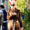 Gwen Stefani a de l'allure, c'est sûr. La chanteuse est raccord avec les tons de l'automne, en fourrure, boots, jean et lunettes vintage. On adore.