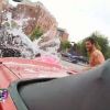Kévin et Stéphanie, sensuels, lorsqu'ils lavent une voiture le vendredi 11 novembre dans Les Anges de la télé-réalité 3 sur NRJ 12