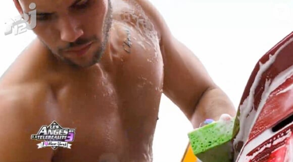 Kévin et Stéphanie, sensuels, lorsqu'ils lavent une voiture le vendredi 11 novembre dans Les Anges de la télé-réalité 3 sur NRJ 12