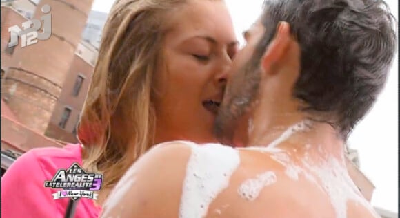 Stéphanie et Kévin s'offrent un premier baiser torride le vendredi 11 novembre dans Les Anges de la télé-réalité 3 sur NRJ 12