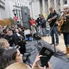 Joan Baez soutenait les manifestants du mouvement Occupy Wall Street vendredi 11 novembre 2011, jour des vétérans de guerre, à Foley Park, Manhattan, New York. Une intervention appréciée même si beaucoup, trop jeunes, ignoraient de qui il s'agissait.