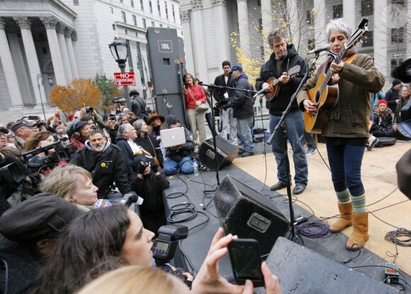 Joan Baez soutenait les manifestants du mouvement Occupy Wall Street vendredi 11 novembre 2011, jour des vétérans de guerre, à Foley Park, Manhattan, New York. Une intervention appréciée même si beaucoup, trop jeunes, ignoraient de qui il s'agissait.