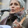 Joan Baez est venue soutenir les manifestants du mouvement Occupy Wall Street vendredi 11 novembre 2011, jour des vétérans de guerre, à Foley Park, Manhattan, New York. Une intervention appréciée même si beaucoup, trop jeunes, ignoraient de qui il s'agissait.