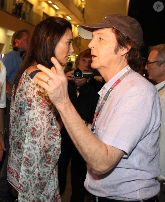 Paul McCartney et son épouse Nancy étaient mi-novembre à Abu Dhabi au moment où s'y courait le Grand Prix de Formule 1, le 13 novembre 2011. Macca reprenait à cette date le cours de sa tournée.