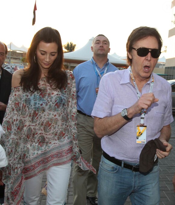 Sir Paul McCartney et son épouse Lady Nancy étaient mi-novembre à Abu Dhabi au moment où s'y courait le Grand Prix de Formule 1, le 13 novembre 2011. Macca reprenait à cette date le cours de sa tournée.