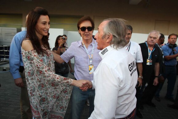 Rencontre de bon aloi avec Jackie Stewart ! Sir Paul McCartney et son épouse Lady Nancy étaient mi-novembre à Abu Dhabi au moment où s'y courait le Grand Prix de Formule 1, le 13 novembre 2011. Macca reprenait à cette date le cours de sa tournée.