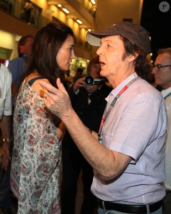 Pas incognito aux abords du circuit Yas Marina... Sir Paul McCartney et son épouse Lady Nancy étaient mi-novembre à Abu Dhabi au moment où s'y courait le Grand Prix de Formule 1, le 13 novembre 2011. Macca reprenait à cette date le cours de sa tournée.