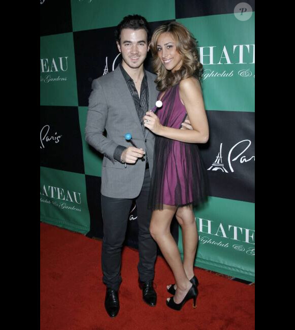 Kevin Jonas fête son anniversaire avec son épouse Danielle Deleasa au Chateau Nightclub and Gardens, à Las Vegas, le samedi 12 novembre 2011.