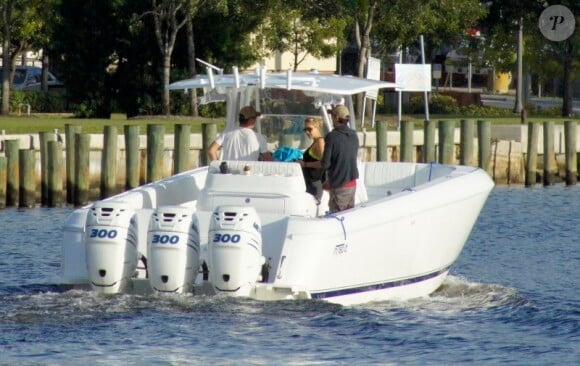 Enrique Iglesias et Anna Kournikova, à bord d'un yacht pour une virée en amoureux, le jeudi 10 novembre à Miami.