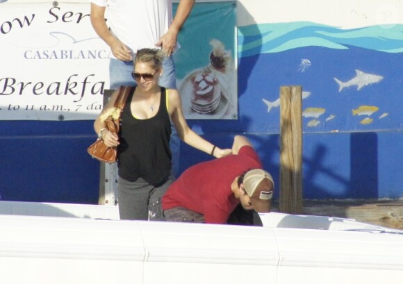 Enrique Iglesias et Anna Kournikova montent à bord d'un yacht pour une virée en mer, le jeudi 10 novembre à Miami.