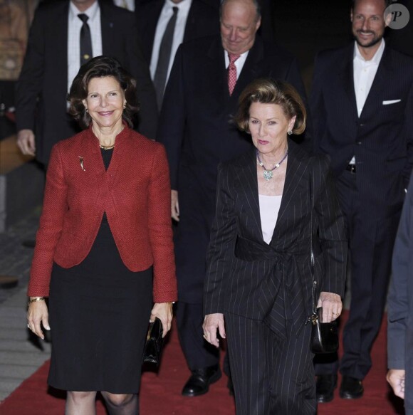 La reine Sonja de Norvège présentait le 9 novembre 2011 à Helsingborg son oeuvre de huit compositions graphiques 'Under Great Pressure', en présence de son mari le roi Harald, de leur fils le prince Haakon et de la reine Silvia de Suède.