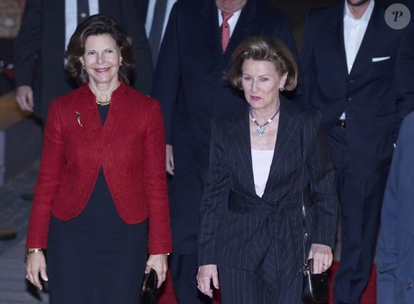 La reine Sonja de Norvège présentait le 9 novembre 2011 à Helsingborg son oeuvre de huit compositions graphiques 'Under Great Pressure', en présence de son mari le roi Harald, de leur fils le prince Haakon et de la reine Silvia de Suède.