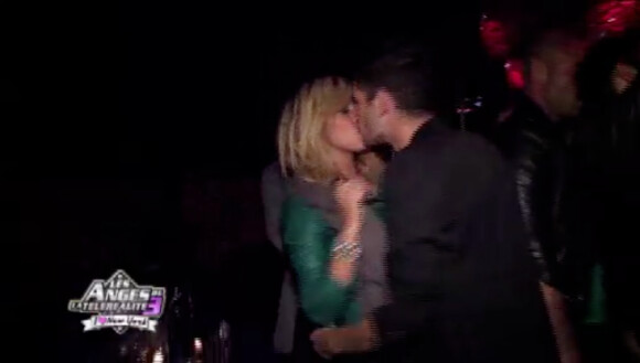 Guillaume et Stéphanie s'embrassent dans les Anges de la télé-réalité 3, mercredi 16 novembre 2011, sur NRJ 12