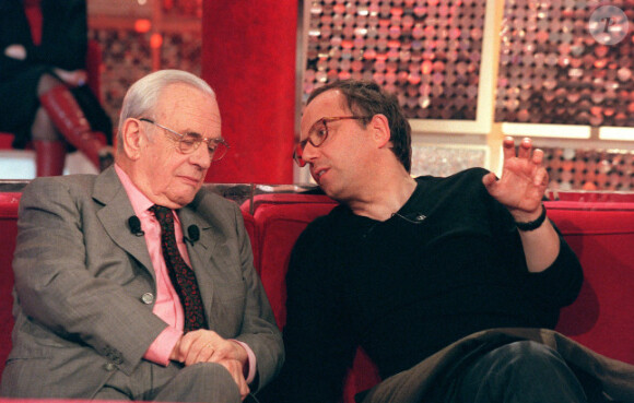 Pierre Dumayet et Fabrice Luchini sur le plateau de Vivement dimanche, en février 2001