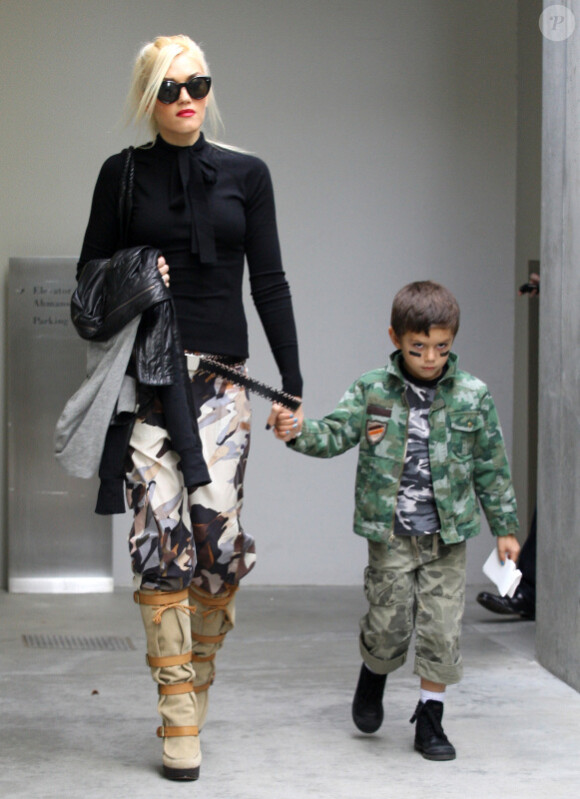 Maman modèle et stylée, Gwen Stefani accorde un peu de temps à son fils Kingston après le lancement d'une ligne de vêtements consacrée aux petits. Los Angeles, le 13 novembre 2011.