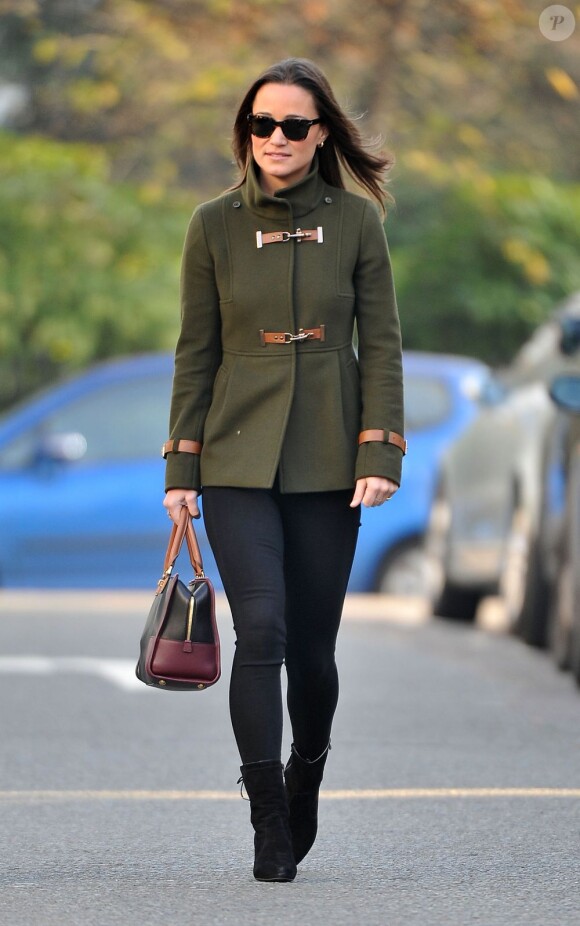 Pippa Middleton confirme son rang de fashionista que lui ont attribué Vogue et Vanity Fair avec ce look d'automne. Londres, le 15 novembre 2011.
