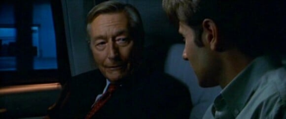 John Neville et David Duchovny dans X-Files.