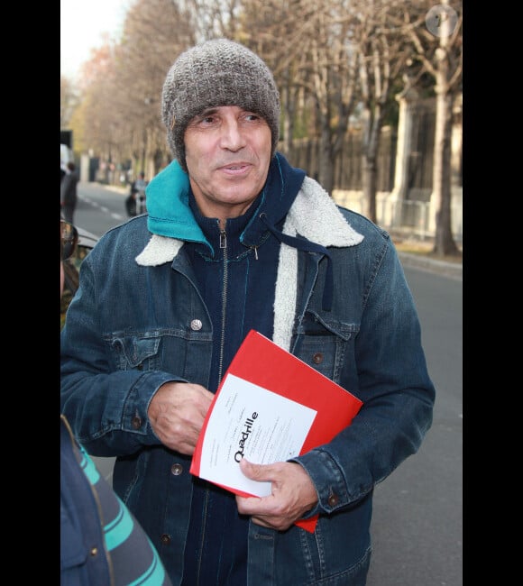 Julien Clerc sur le tournage de l'émission Champs-Élysées, le 21 novembre 2011, à Paris