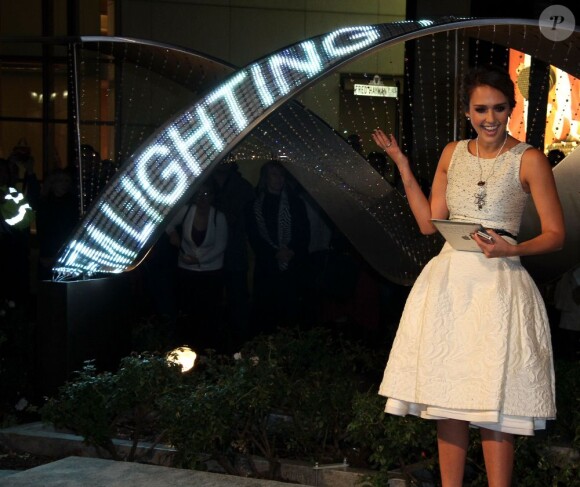 Jessica Alba, lumineuse pour donner le coup d'envoi de la cérémonie d'illuminations de Beverly Hills, sur Rodeo Drive le 21 novembre 2011