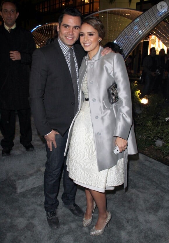 Jessica Alba a posé avec son époux Cash Warren après avoir donné le coup d'envoi de la cérémonie d'illuminations de Beverly Hills, sur Rodeo Drive le 21 novembre 2011