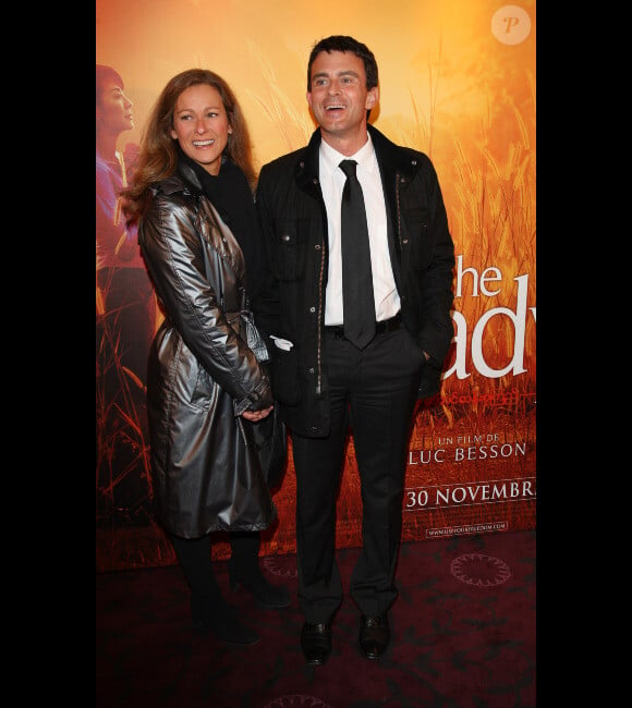 Manuel Valls et Anne Gravoin lors de l'avant-première du film The Lady à Paris le 22 novembre 2011