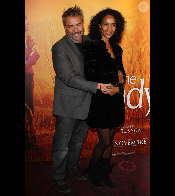 Luc Besson et Virginie Silla lors de l'avant-première du film The Lady à Paris le 22 novembre 2011