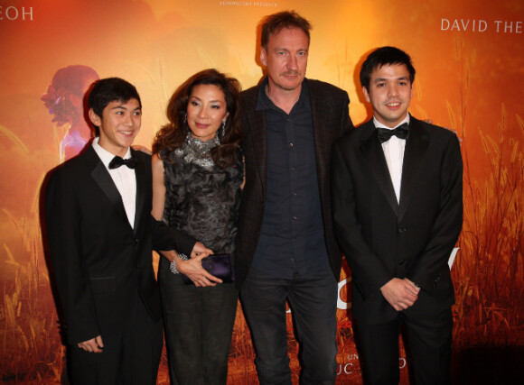 Michelle Yeoh, David Thewlis et les jeunes comédiens du film lors de l'avant-première du film The Lady à Paris le 22 novembre 2011