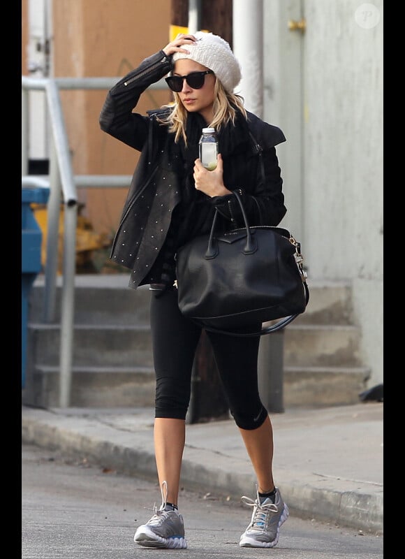 Dans une veste Sara Berman, un legging Nike et un sac Givenchy, Nicole Richie mixe luxe et sportswear à merveille. Los Angeles, le 23 novembre 2011.